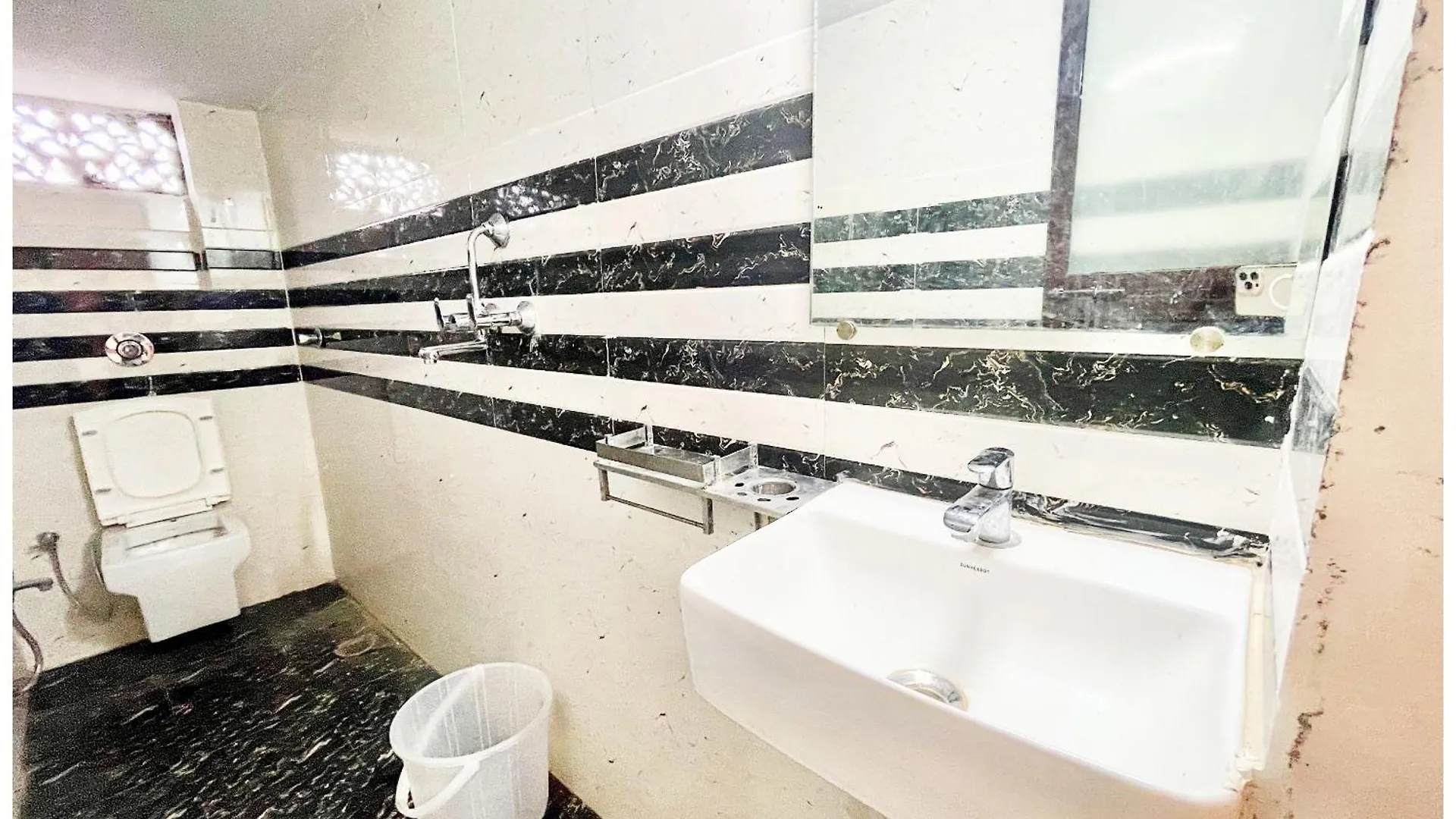 Hotel P-S-R , Varanasi, Fully Air Conditioned Room With Free Wifi, Near Shri Kashi Vishwanath Temple And Ganga Ghat Pensión Varanasi