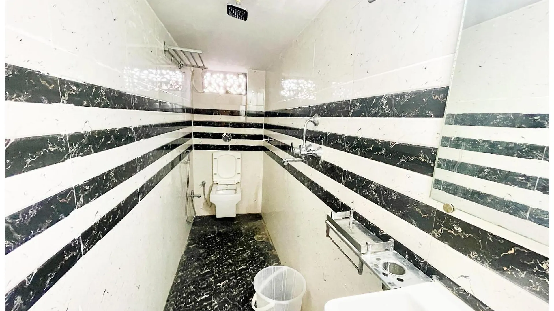 Hotel P-S-R , Varanasi, Fully Air Conditioned Room With Free Wifi, Near Shri Kashi Vishwanath Temple And Ganga Ghat India